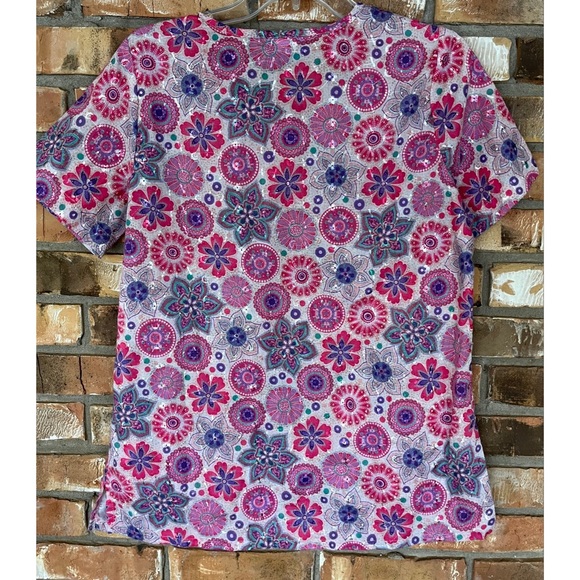 Élan By Barco Pink Multicolored Scrub Top with Front Pockets Small - Picture 2 of 7